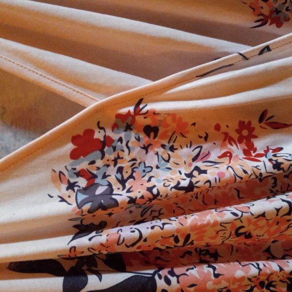 🌷Floral Tank🌹 - Picture 2 of 3